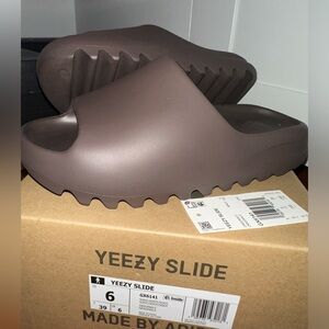 brand new yeezy slide soot size 6